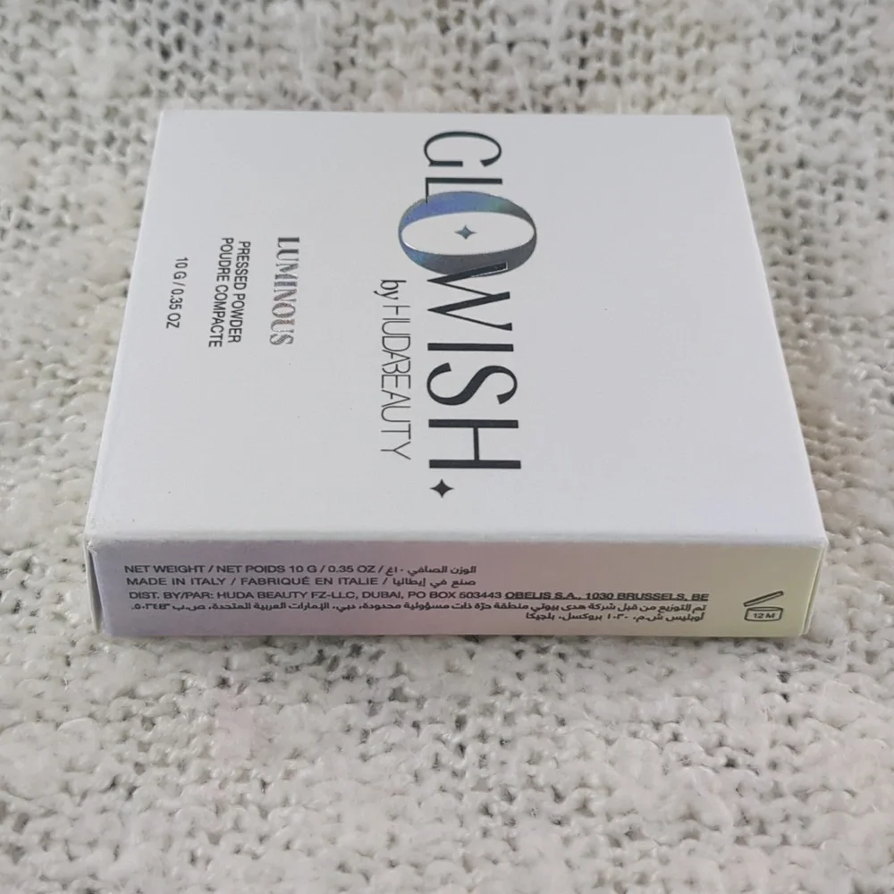 HUDA BEAUTY GloWish Luminous Pressed Powder in 05 MEDIUM, 10g/0.35oz